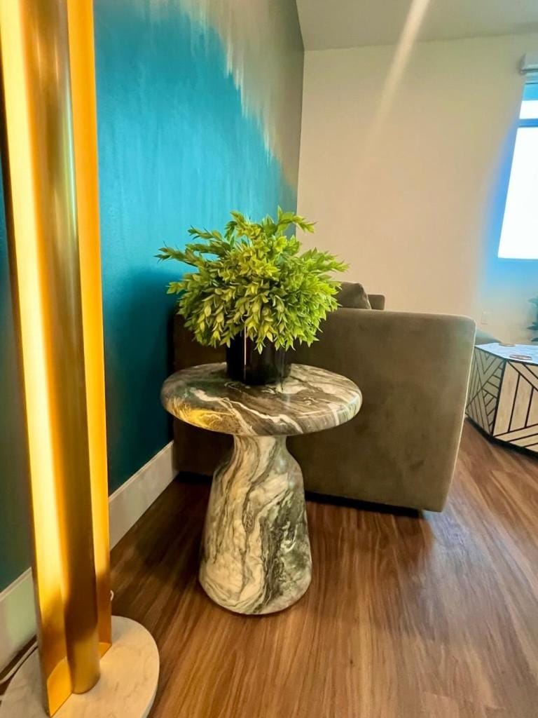 Penthouse with Hollywood Sign View 2 Bedrooms with 3 Beds Apartment hotel in Hollywood