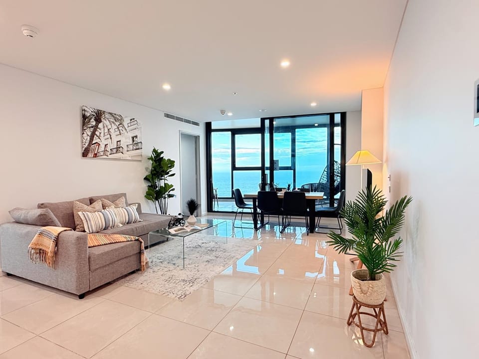 Gold Coast Retreat 3BR 2BA Sofa Bed Free Parking Apartment in Surfers Paradise