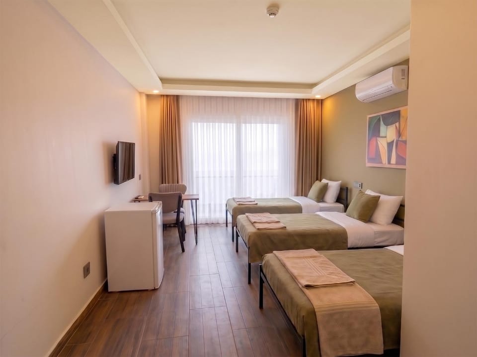 Bed, TV and multimedia, Living room, Photo of the whole room, Seating area, Bedroom, air conditioner