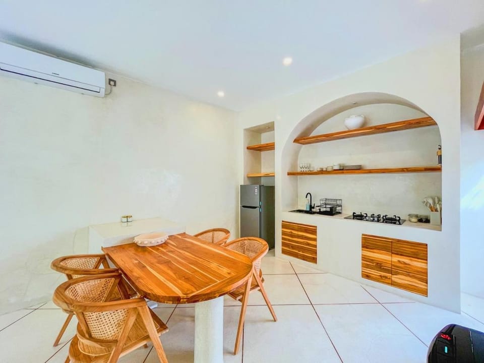 Kitchen or kitchenette, Dining area, air conditioner