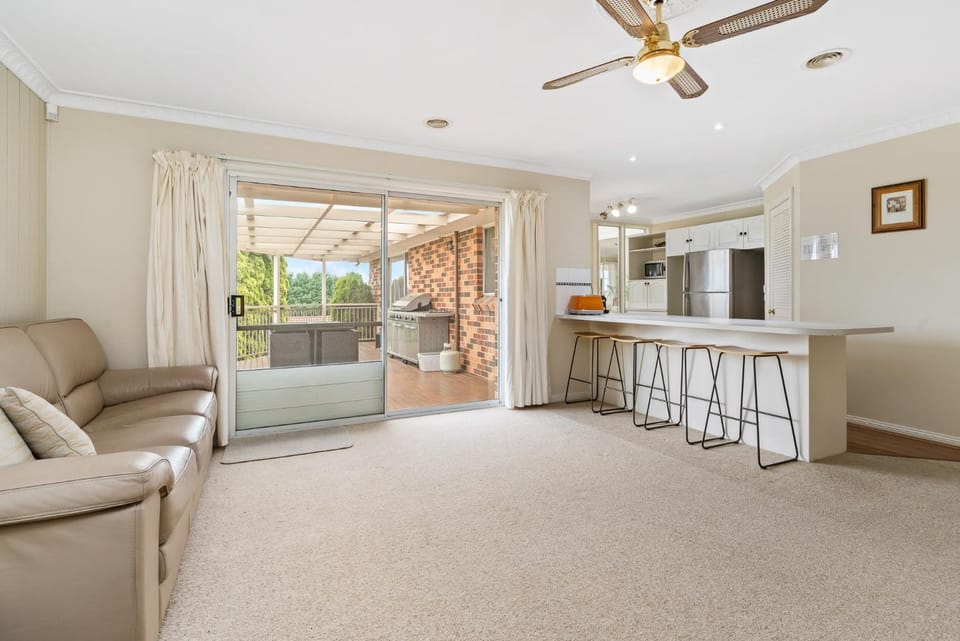 Large Kelso Family Home - Flexible Bedding House in Bathurst
