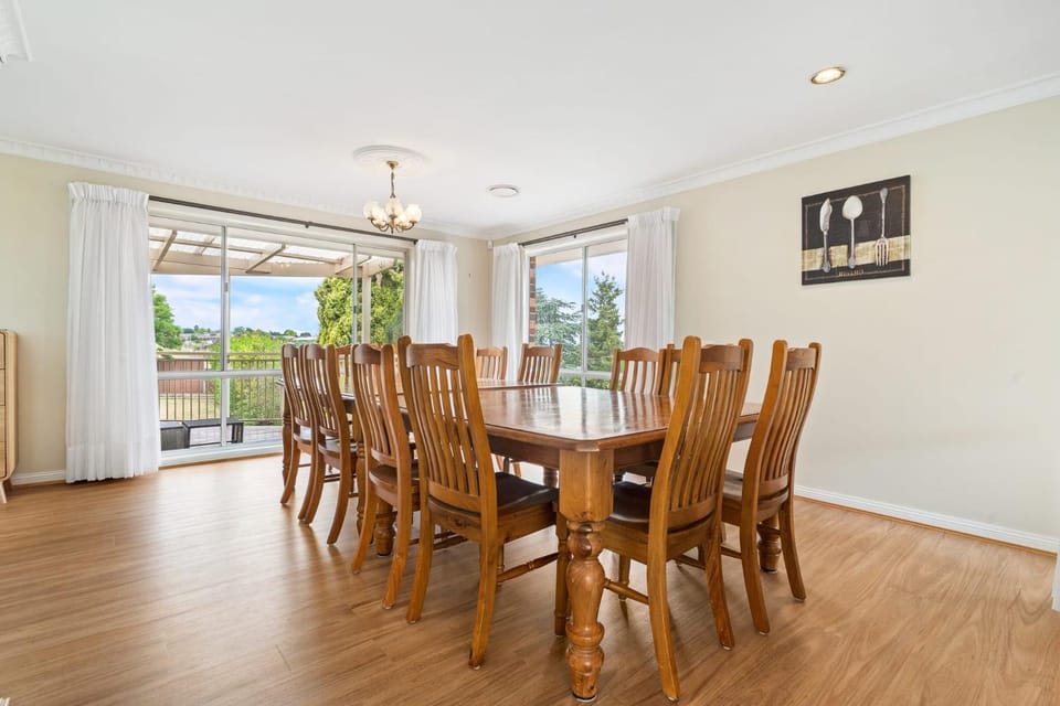 Large Kelso Family Home - Flexible Bedding House in Bathurst