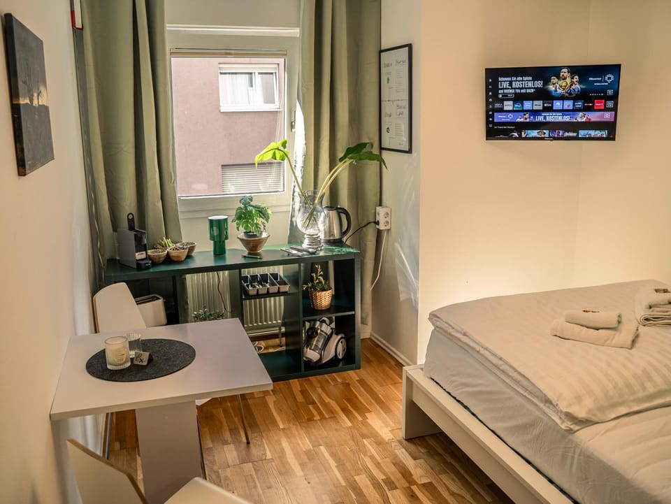 Bed, TV and multimedia, Living room, Photo of the whole room, Seating area, Dining area, Bedroom, towels