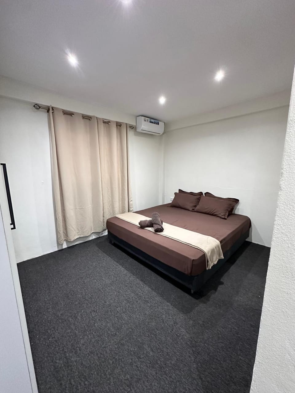 Bed, Photo of the whole room, Bedroom, air conditioner