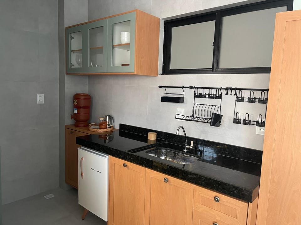 Kitchen or kitchenette, minibar
