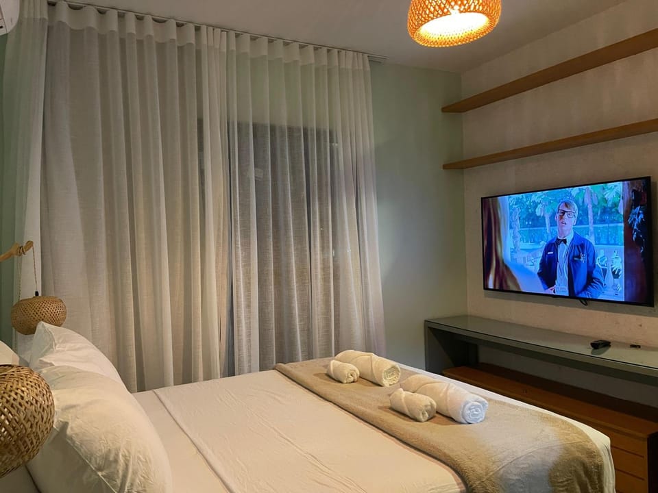 Bed, TV and multimedia, Photo of the whole room, towels