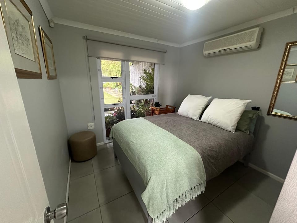 Bed, Photo of the whole room, Bedroom, air conditioner