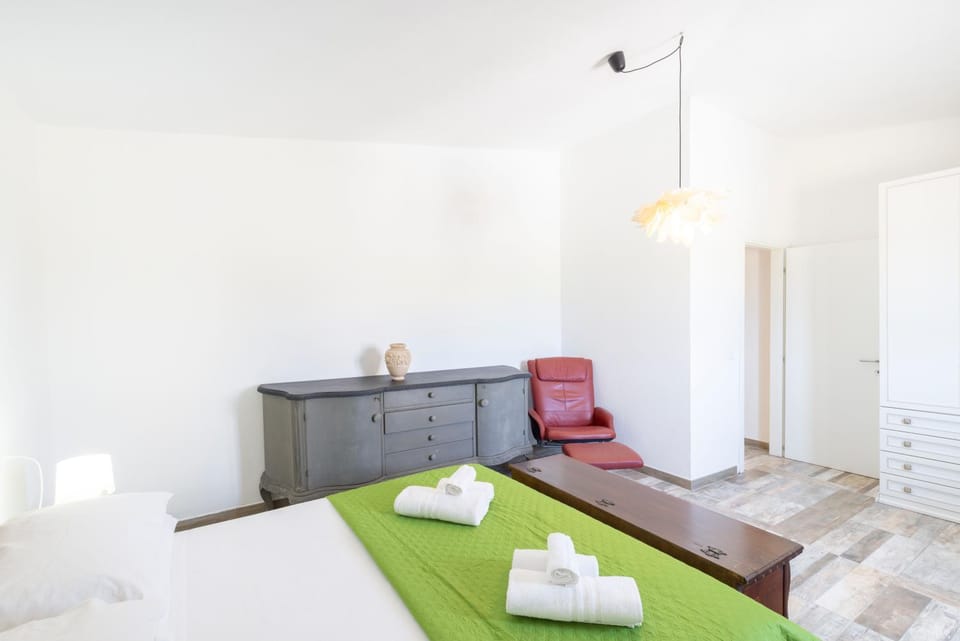 Bed, Living room, Photo of the whole room, Seating area, Bedroom, towels