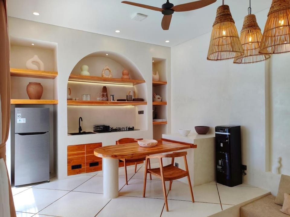 Kitchen or kitchenette, Dining area