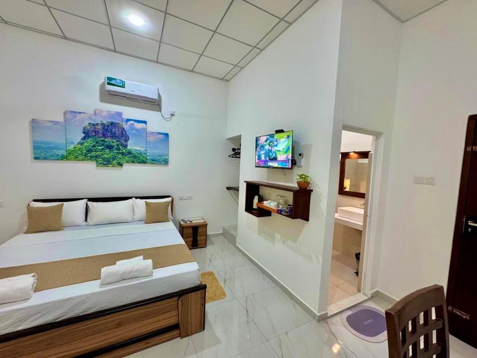 Bed, TV and multimedia, Bedroom