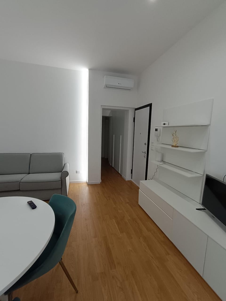 Communal lounge/ TV room, TV and multimedia, Living room, Seating area, air conditioner