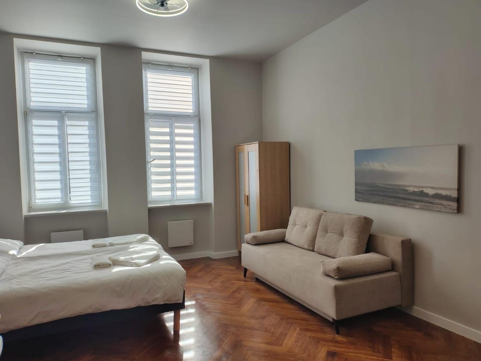 Bed, Photo of the whole room, Seating area