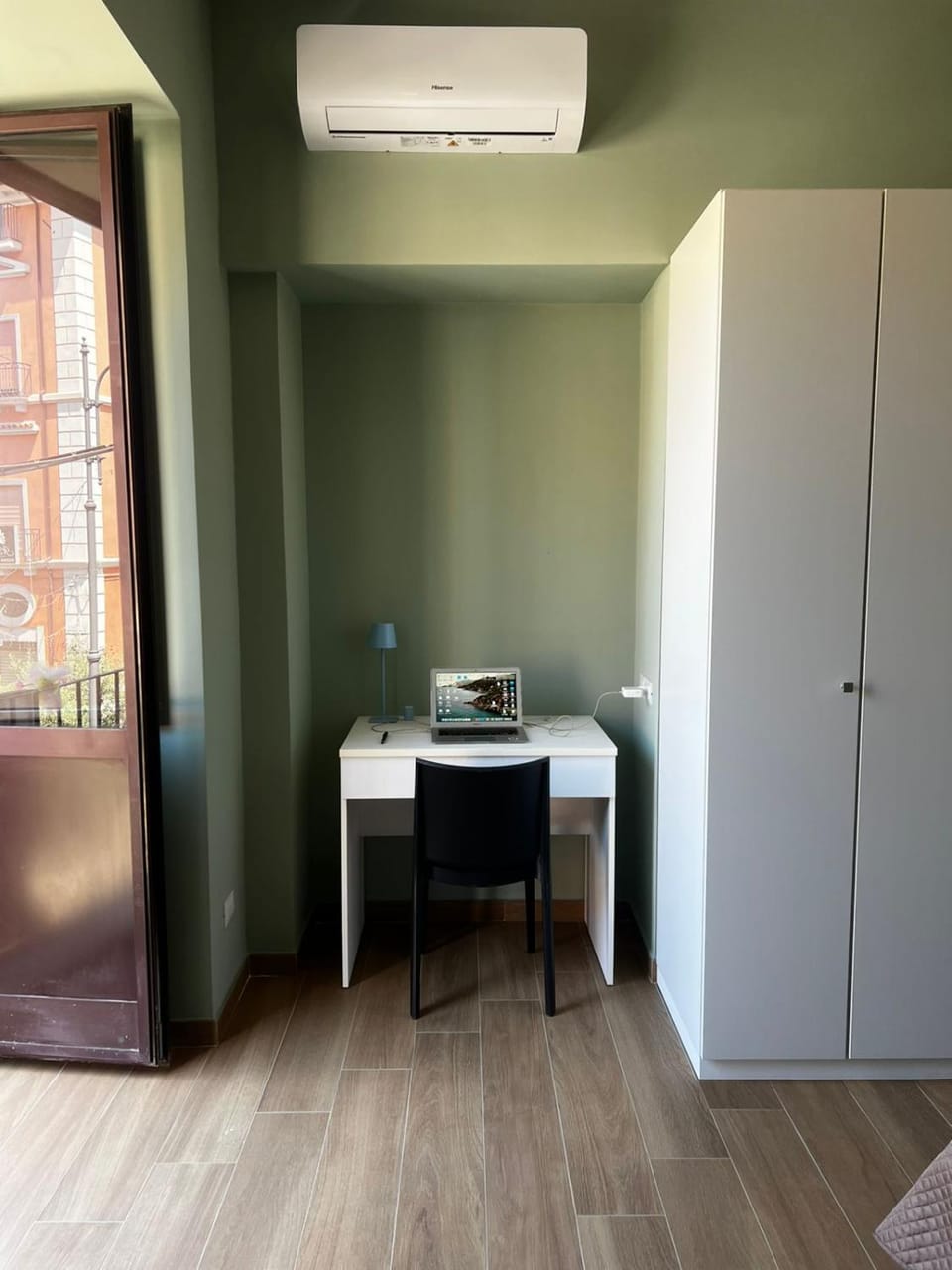 Seating area, wardrobe, air conditioner, Internal: Not applicable to any particular room
