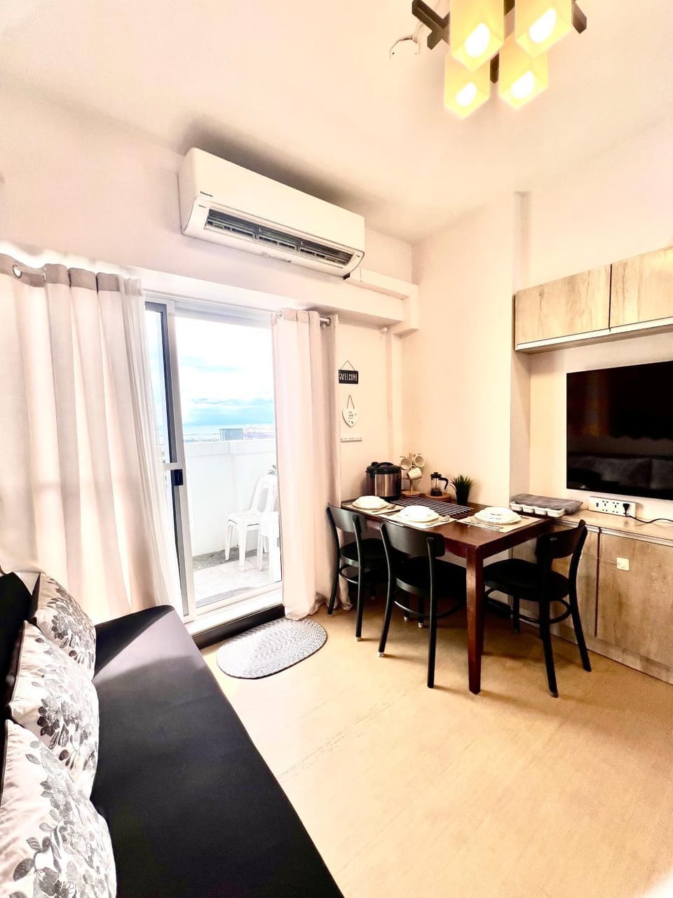 Kitchen or kitchenette, Living room, Seating area, air conditioner