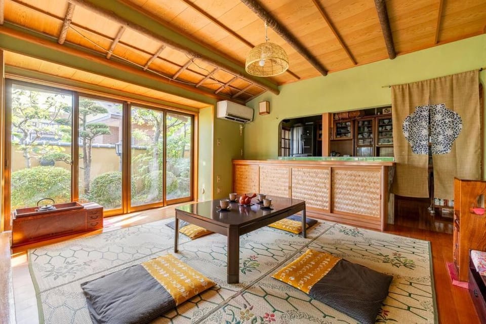 Communal lounge/ TV room, TV and multimedia, Living room, Seating area, air conditioner