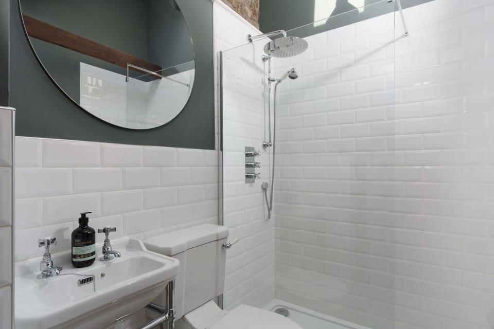 Luxury Cornish Cottage & Modern Cabin with Garden, Central St Agnes Cabin in St Agnes