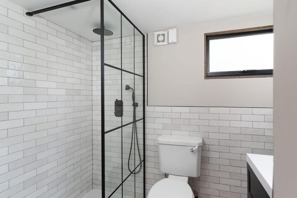 Luxury Cornish Cottage & Modern Cabin with Garden, Central St Agnes Cabin in St Agnes