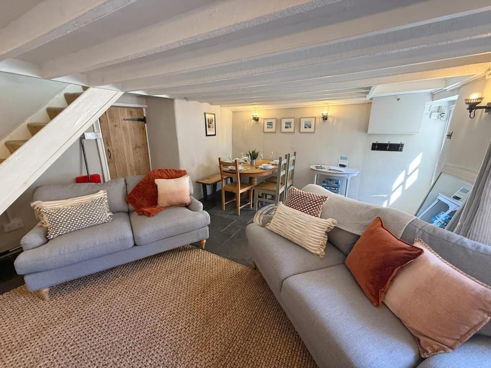 Luxury Cornish Cottage & Modern Cabin with Garden, Central St Agnes Cabin in St Agnes