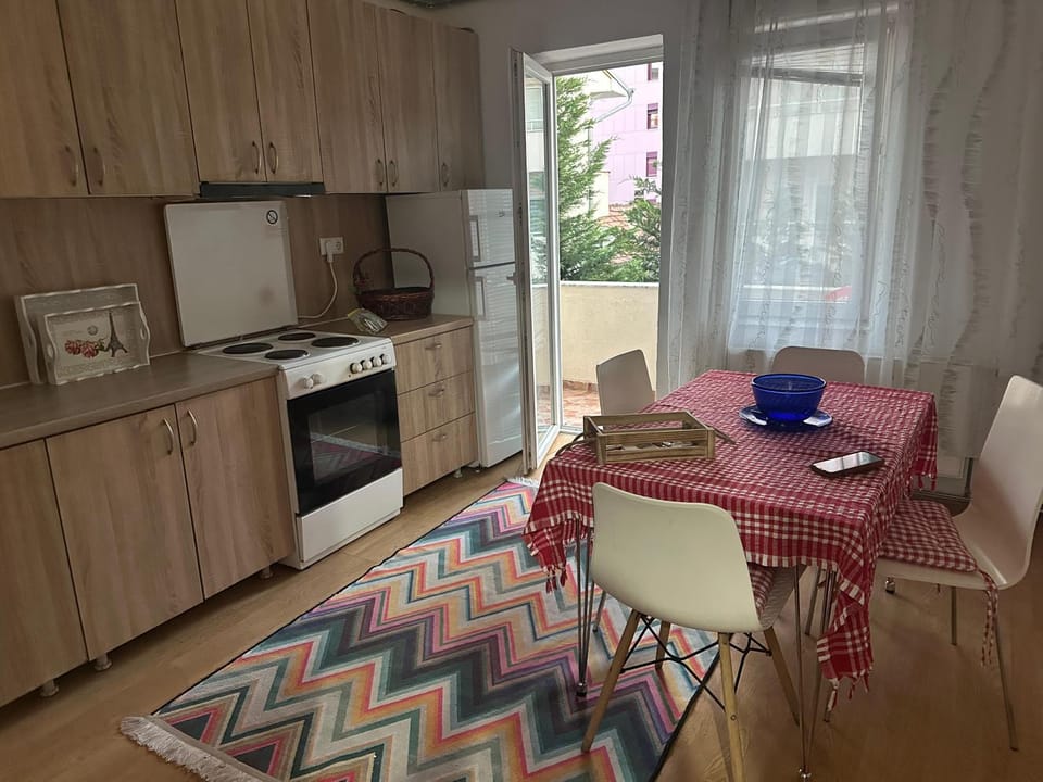 Kitchen or kitchenette, Living room, Seating area, Dining area, oven