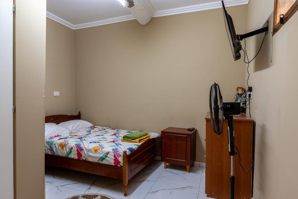 Bed, TV and multimedia, Photo of the whole room, Bedroom