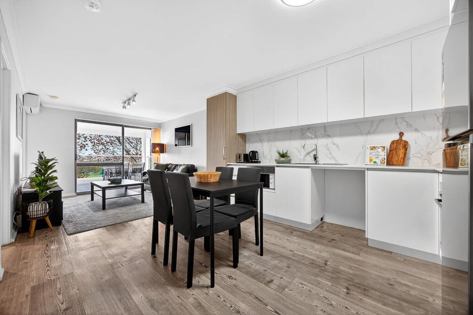 Modern Coastal Retreat 2BR Apt in Rockingham Apartment in Perth