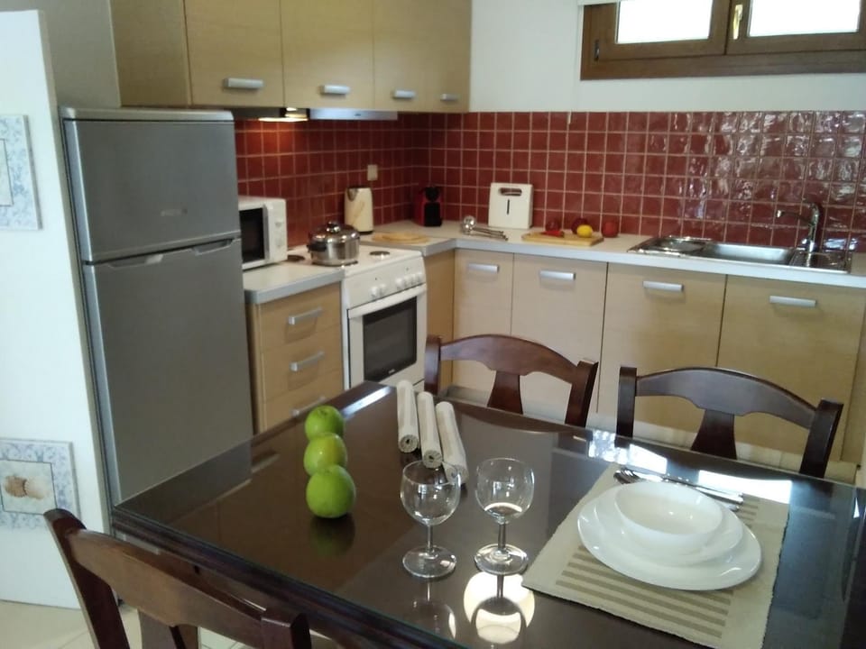 Kitchen or kitchenette, Dining area, stove