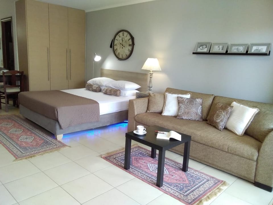 Bed, Living room, Photo of the whole room, Seating area