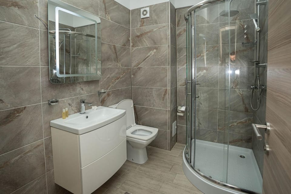 Shower, Toilet, Bathroom, towels