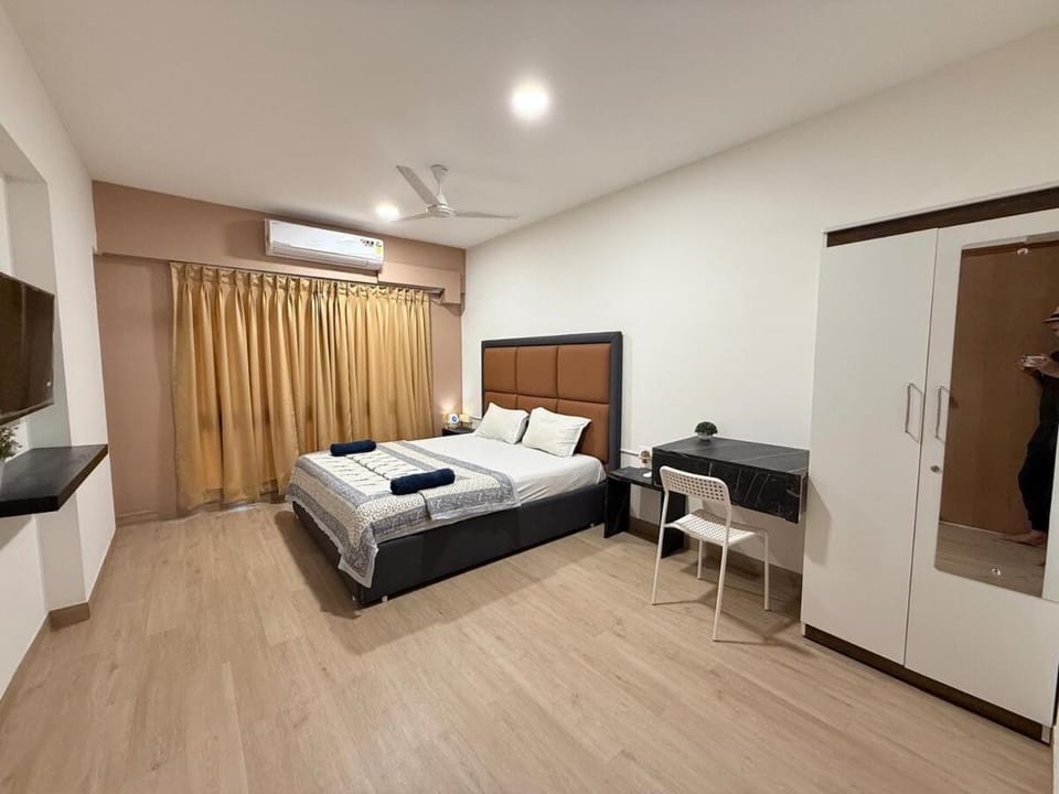 Bed, TV and multimedia, Photo of the whole room, Bedroom, wardrobe, air conditioner
