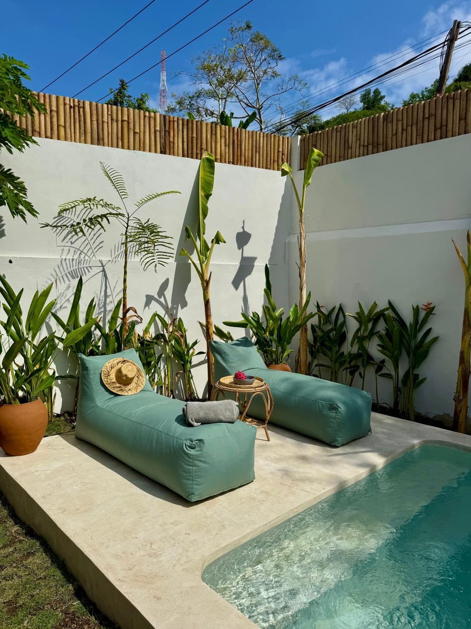 Garden view, Pool view, Swimming pool, sunbed