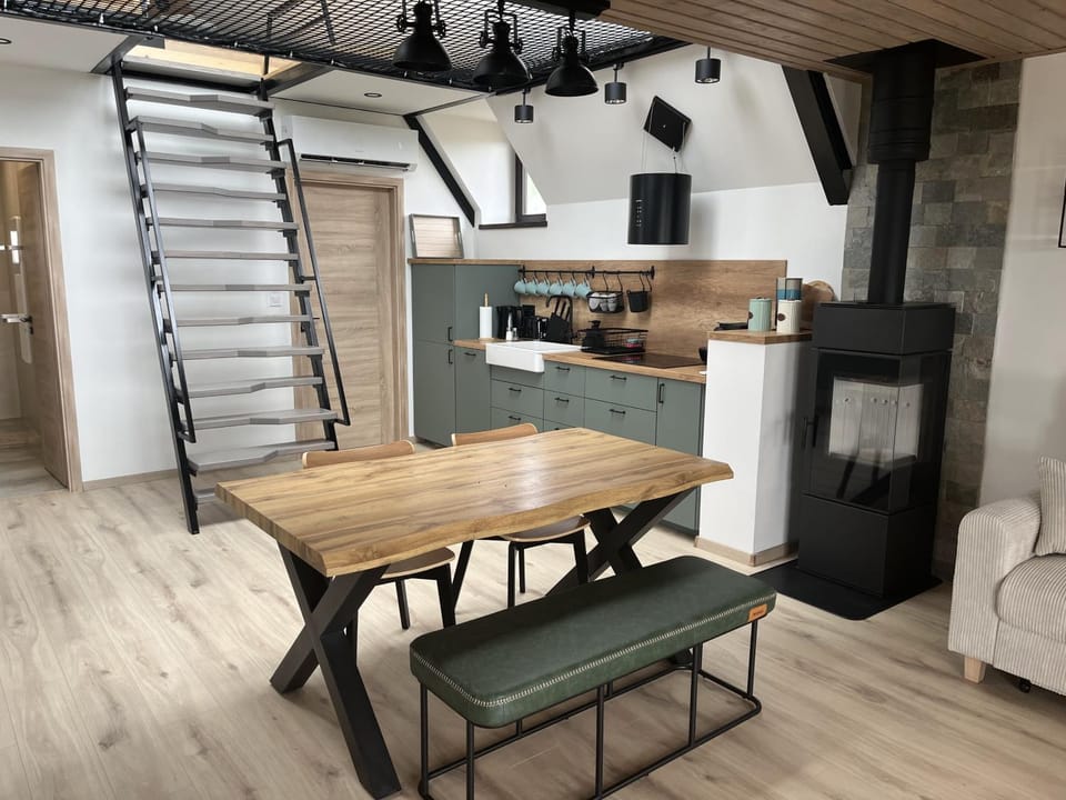 Kitchen or kitchenette, Dining area