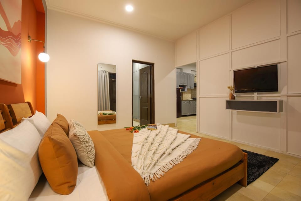 Bed, TV and multimedia, Photo of the whole room, Bedroom