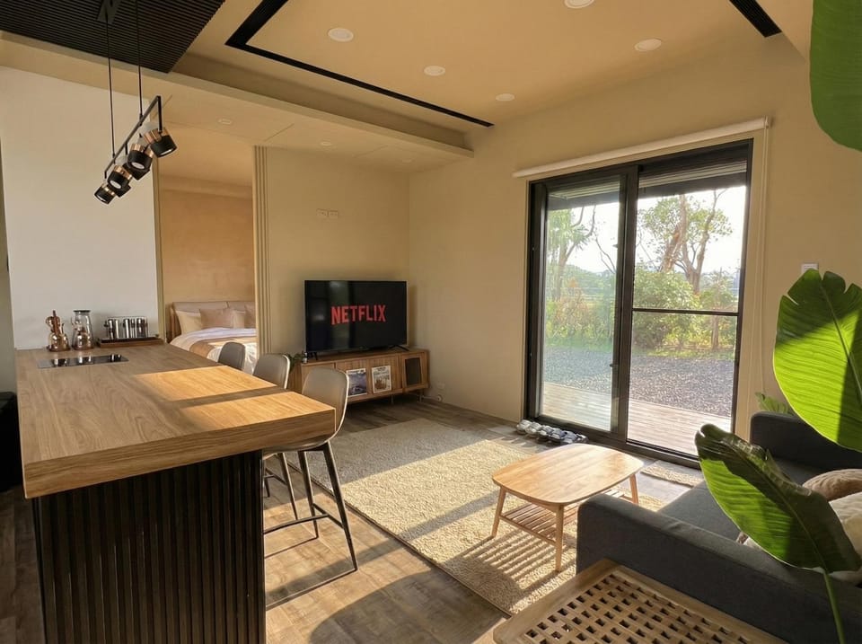 TV and multimedia, Living room, Seating area, Dining area