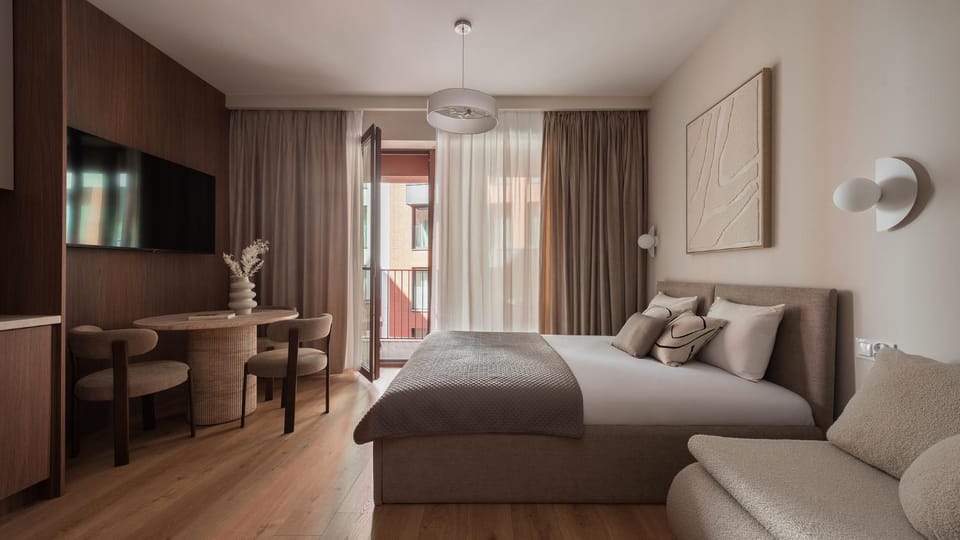 Bed, TV and multimedia, Photo of the whole room, Seating area, Dining area