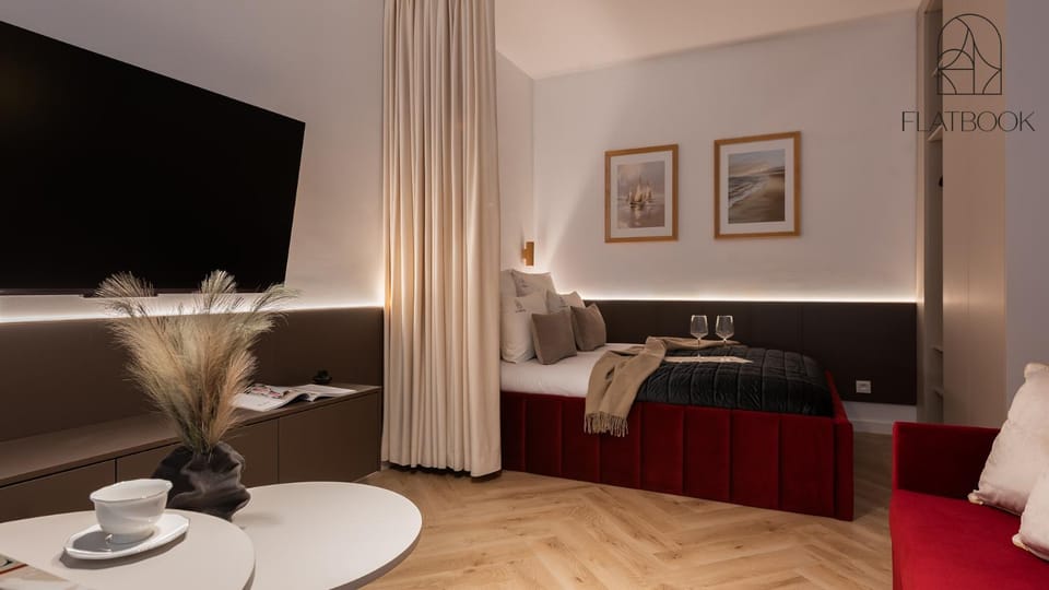 Bed, TV and multimedia, Living room, Photo of the whole room, Seating area, Bedroom