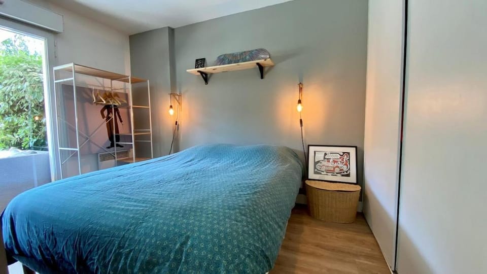 Photo of the whole room, Bedroom
