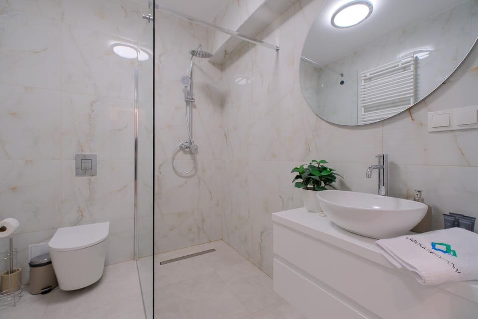 Shower, Toilet, Bathroom, towels