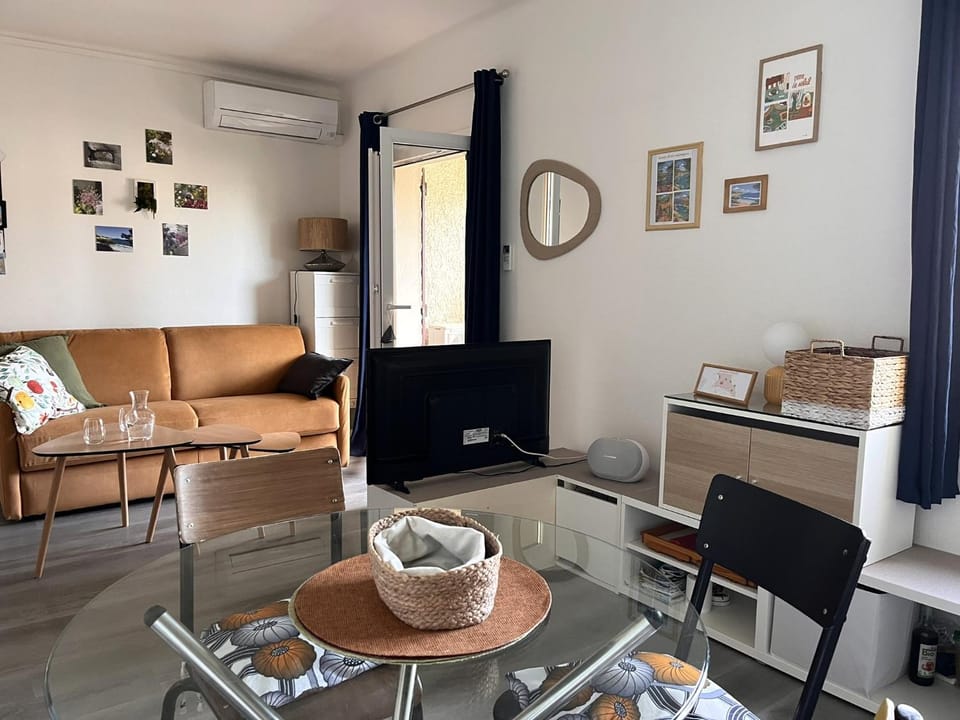 Communal lounge/ TV room, Living room, Decorative detail, Dining area, storage, air conditioner