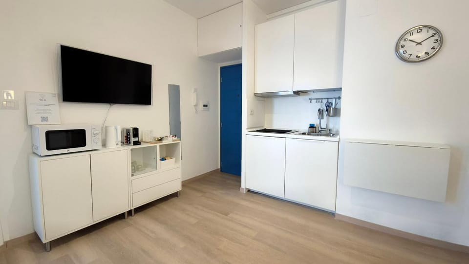 TV and multimedia, Kitchen or kitchenette, microwave, oven, stove