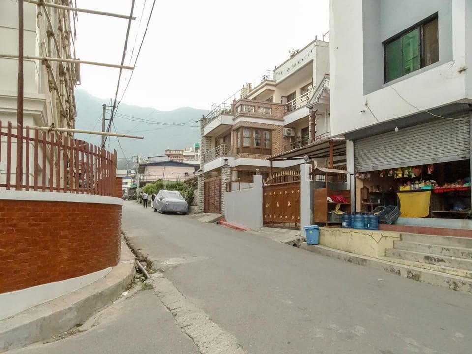 Neighbourhood, Natural landscape, Mountain view, Street view, Location