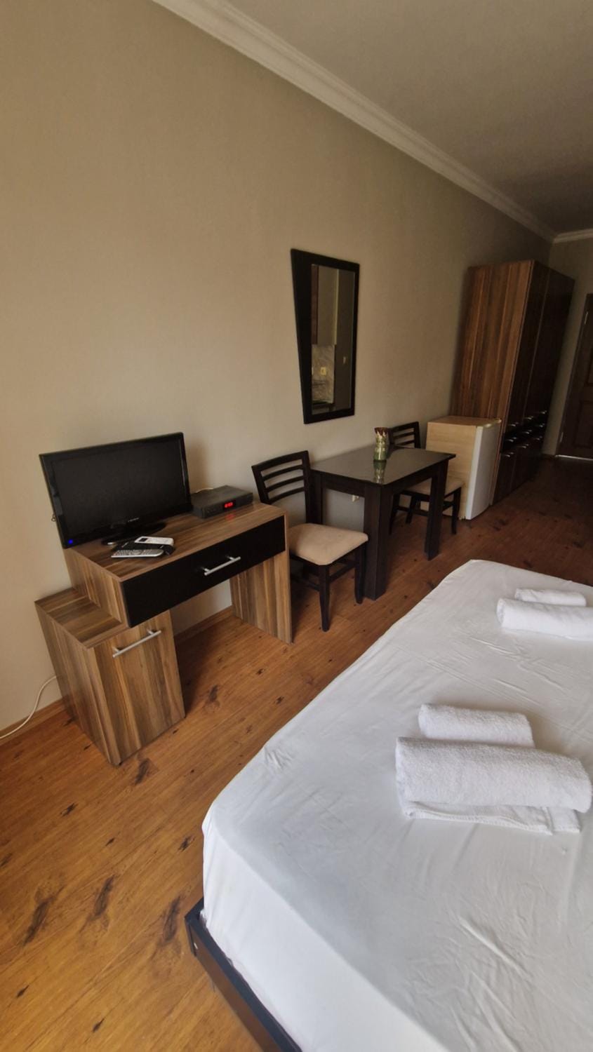 Communal lounge/ TV room, Bed, TV and multimedia, Photo of the whole room, Evening entertainment, Bedroom, towels