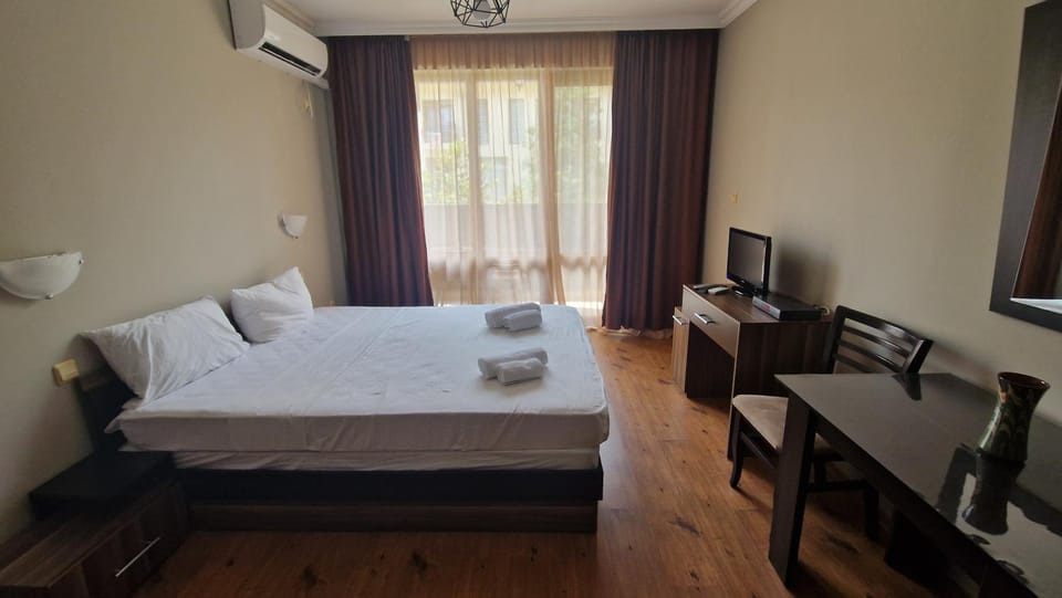 Communal lounge/ TV room, Bed, TV and multimedia, Living room, Photo of the whole room, Seating area, Evening entertainment, Bedroom, towels, air conditioner