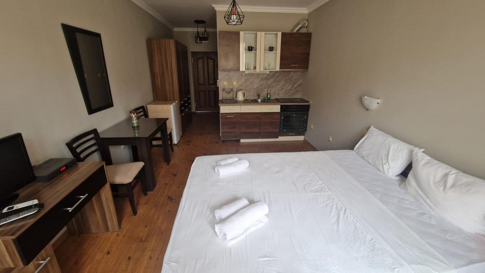 Bed, TV and multimedia, Kitchen or kitchenette, Living room, Photo of the whole room, Seating area, Dining area, Bedroom, minibar, towels