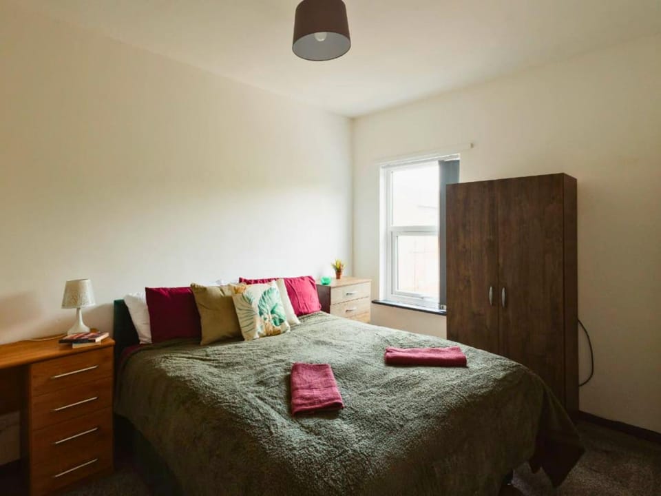 Bed, Bedroom, room service, wardrobe