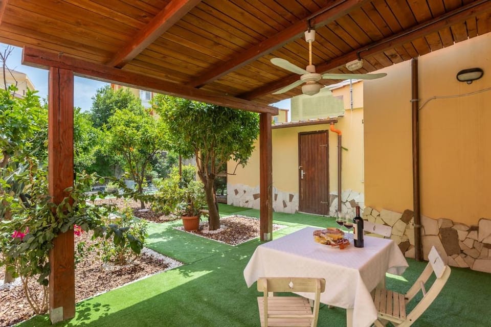 Property building, Patio, Spring, Day, Garden, Garden, Balcony/Terrace, Dining area, Garden view