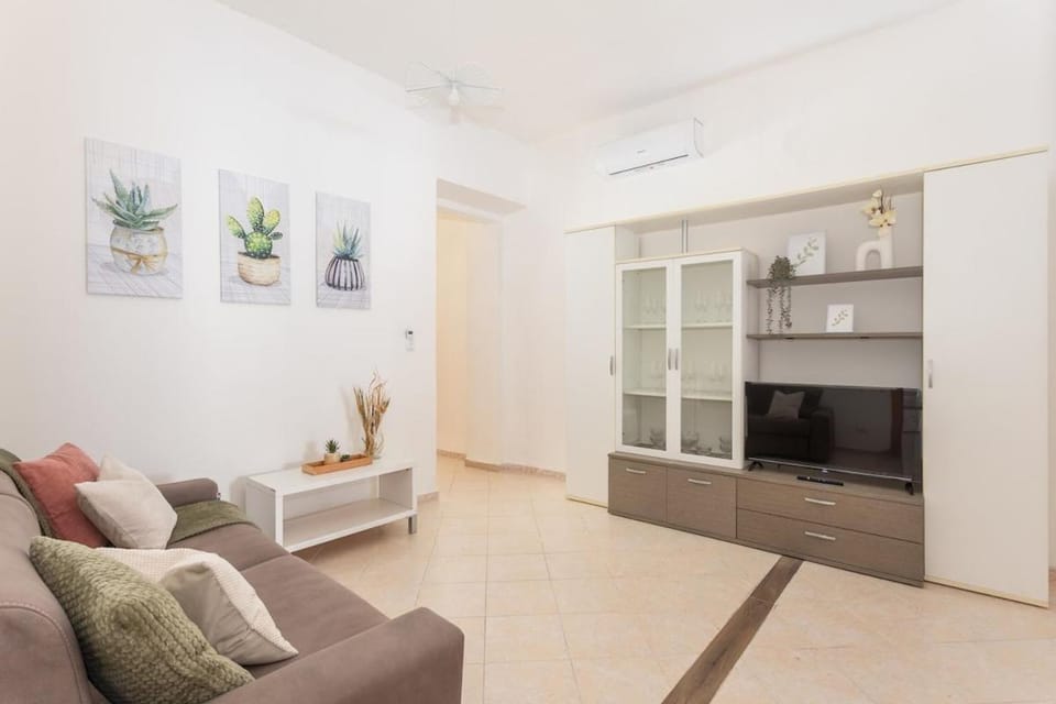 TV and multimedia, Living room, Seating area, air conditioner