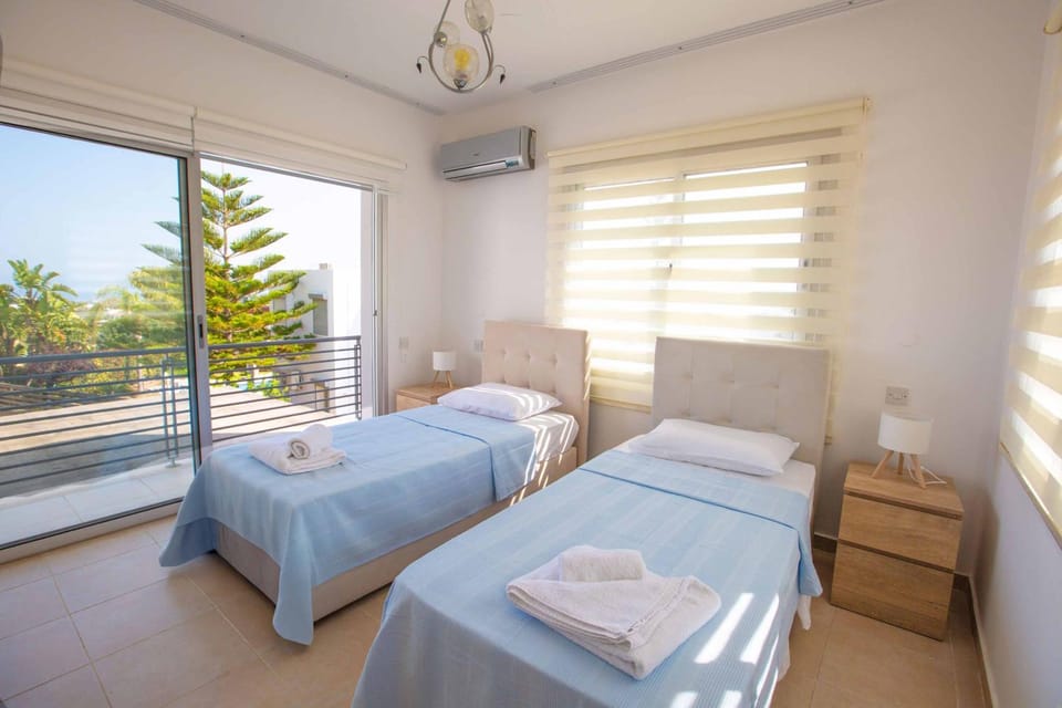 Bed, Bedroom, towels, air conditioner