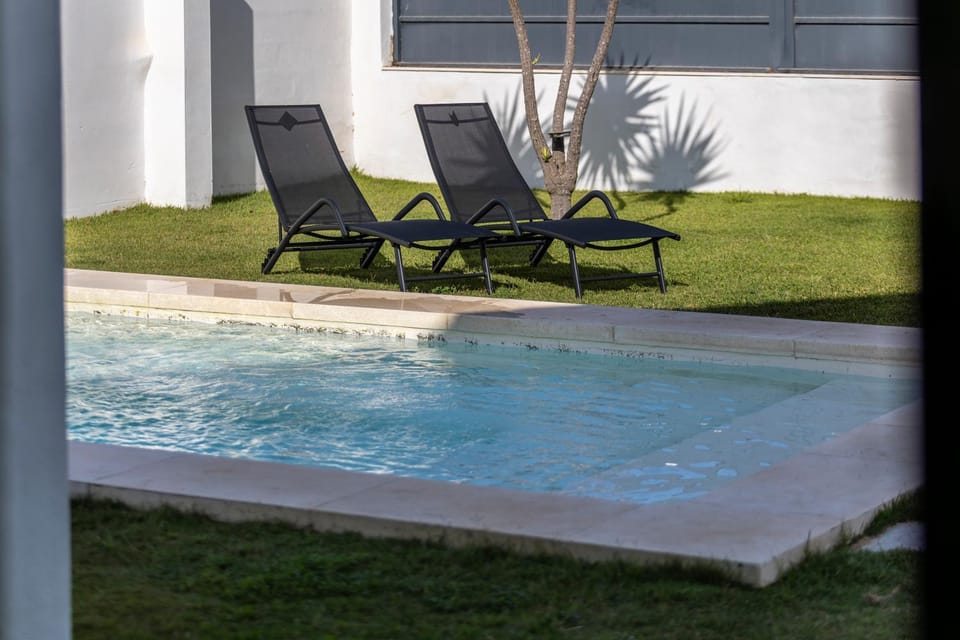 Patio, Garden, Swimming pool, sunbed