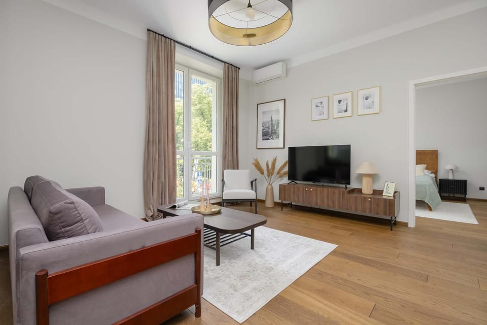 TV and multimedia, Living room, Seating area, Evening entertainment