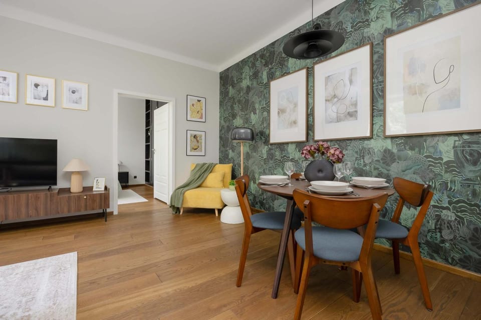 TV and multimedia, Living room, Seating area, Dining area, Evening entertainment